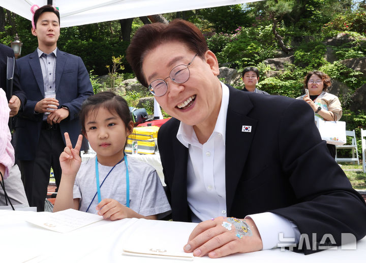 [서울=뉴시스] 최동준 기자= 이재명 대통령이 5일 청와대 녹지원에서 열린 2026 어린이날 초청행사에서 환하게 웃고 있다.  2026.05.05. photocdj@newsis.com