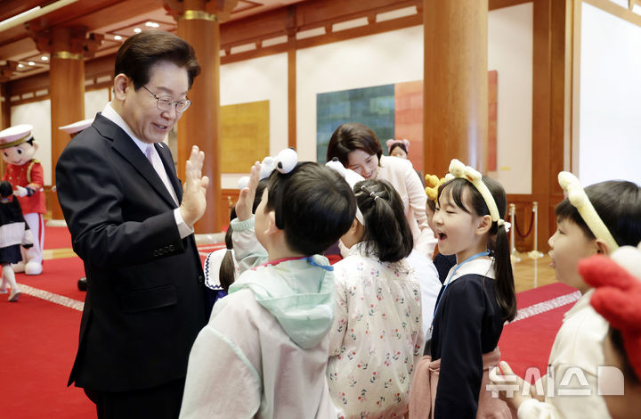 [서울=뉴시스] 최동준 기자 = 이재명 대통령과 김혜경 여사가 5일 청와대에서 열린 '2026년 제104회 어린이날 청와대 초청행사'에서 어린이들을 맞이하고 있다. 2026.05.05. photocdj@newsis.com