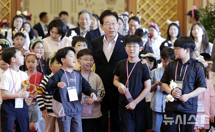 [서울=뉴시스] 최동준 기자 = 이재명 대통령과 김혜경 여사가 5일 청와대에서 열린 '2026년 제104회 어린이날 청와대 초청행사'에서 어린이들과 간담회를 마친 뒤 기념촬영을 위해 이동하고 있다. 2026.05.05. photocdj@newsis.com