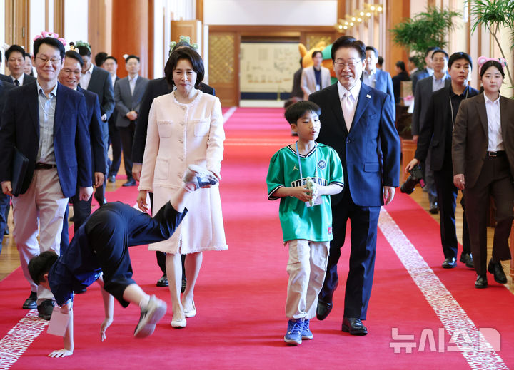 [서울=뉴시스] 최동준 기자 = 이재명 대통령과 김혜경 여사가 5일 청와대에서 열린 '2026년 제104회 어린이날 청와대 초청행사'에서 어린이들과 국무회의가 열리는 세종실로 향하고 있다. 2026.05.05. photocdj@newsis.com