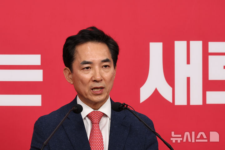 [서울=뉴시스] 김금보 기자 = 부산 북구갑 국회의원 보궐선거 국민의힘 후보로 확정된 박민식 전 국가보훈부 장관이 5일 오전 서울 여의도 국민의힘 중앙당사에서 열린 기자간담회에서 발언하고 있다. 2026.05.05. kgb@newsis.com