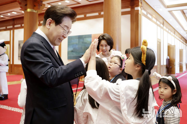 [서울=뉴시스] 최동준 기자 = 이재명 대통령과 김혜경 여사가 5일 청와대에서 열린 '2026년 제104회 어린이날 청와대 초청행사'에서 어린이들을 맞이하고 있다. 2026.05.05. photocdj@newsis.com