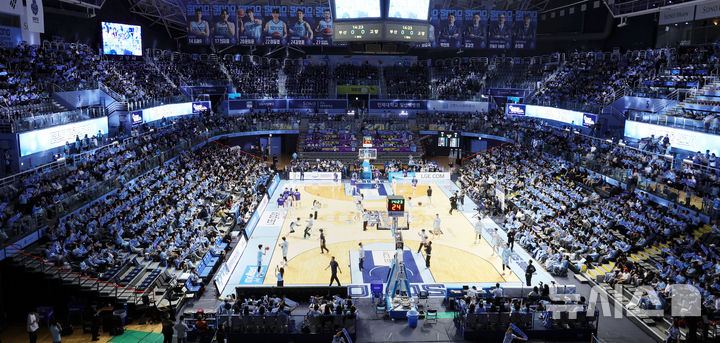 [고양=뉴시스] 홍효식 기자 = 5일 경기도 고양시 일산서구 고양 소노 아레나에서 열린 '2025-2026 KBL 챔피언결정전 1차전' 고양 소노 스카이거너스와 부산 KCC 이지스의 경기가 열리기 앞서 팬들이 응원하고 있다. 2026.05.06. yesphoto@newsis.com