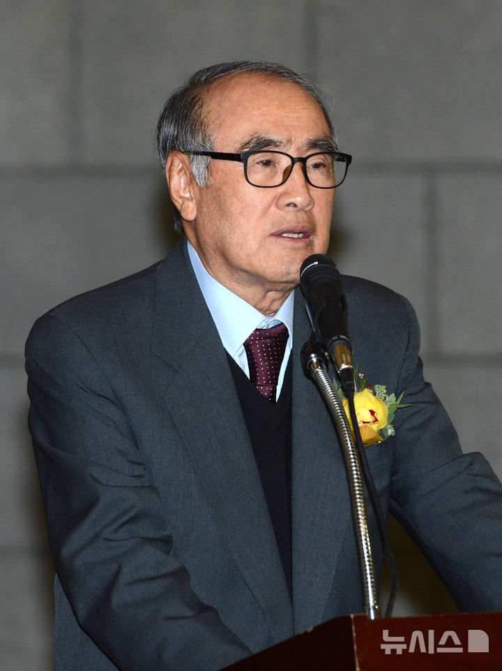 [서울=뉴시스] 김영삼 정부 시절 국무총리를 지낸 이홍구 전 국무총리가 5일 별세했다. 향년 92세.1934년생인 고인은 서울대 법대 졸업 후 예일대에서 정치학 박사학위를 받았다. 1969년부터 20년 동안 서울대 정치학과 교수로 재직하다 1988년 노태우 정부 시절 초대 국토통일원 장관을 맡으며 공직의 길로 들어섰다. 이후 주영 대사를 지낸 그는 김영삼 정부에서 부총리 겸 통일원 장관을 거쳐 1994년 제28대 국무총리에 취임했다.1996년 당시 여당인 신한국당 대표위원으로 합류하며 정치에 입문했다. 그해 치러진 15대 총선에선 전국구(현 비례대표) 국회의원으로 국회에 입성했다. 김대중 정부가 출범하자 1998년 의원직을 내려놓고 주미 대사로 부임했다.2000년 귀국 이후에는 학계와 정계, 언론계 등을 넘나들며 활동했다. 서울국제포럼 이사장, 중앙일보 고문, 유민문화재단 이사장, 대한배구협회 고문 등을 지냈고, 아산사회복지재단 이사이기도 하다.사진은 2013년 1월 이홍구 전 국무총리가 전쟁기념관홀에서 열린 '정전60주년기념사업 추진위원회 출범식'에서 인사말을 하는 모습. 2026.05.05. photo@newsis.com