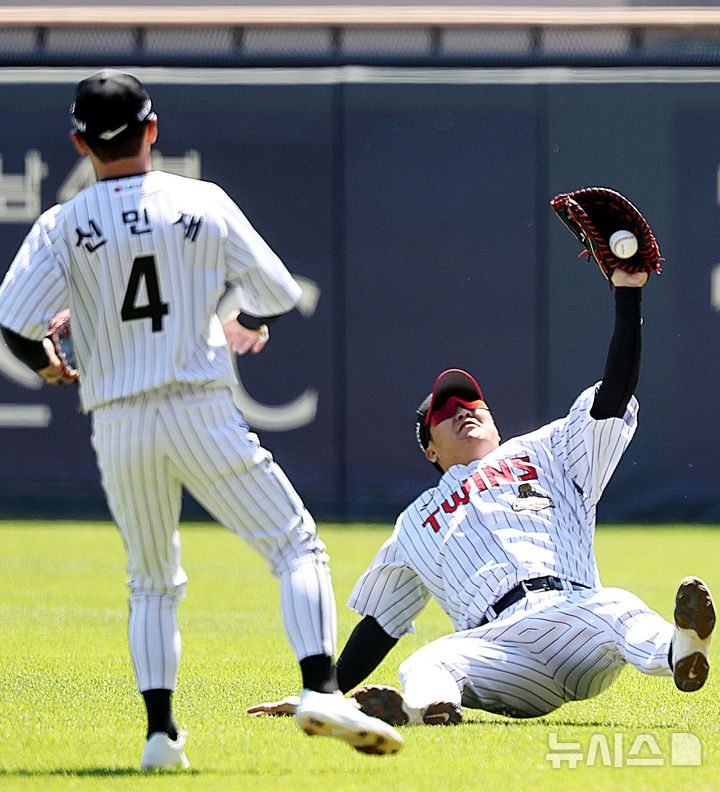 [서울=뉴시스] 최진석 기자 = 5일 서울 송파구 잠실야구장에서 열린 2026 KBO리그 두산 베어스와 LG 트윈스의 경기, 1회초 1사 2루상황 LG 1루수 문보경이 두산 박준순의 플라이 타구를 잡아내고 있다. 2026.05.05. myjs@newsis.com