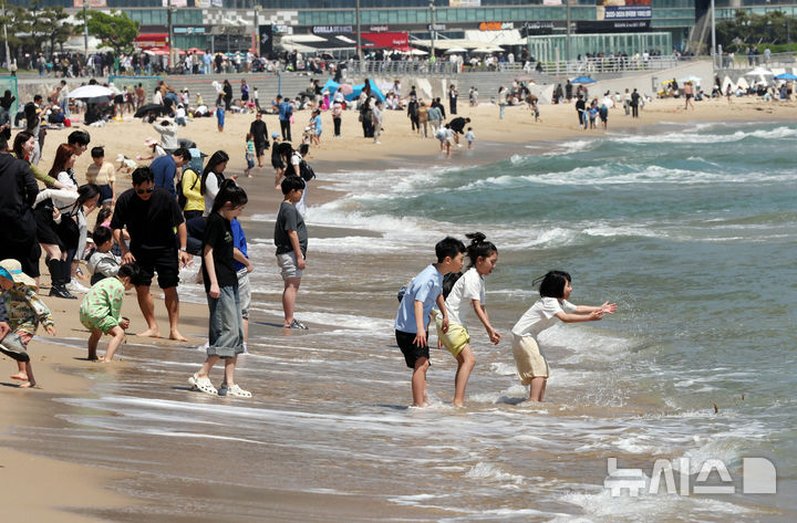  [부산=뉴시스] 하경민 기자 = 어린이날이자 여름이 시작된다는 절기 '입하'(立夏)인 5일 부산 해운대구 해운대해수욕장을 찾은 시민과 관광객들이 물놀이를 즐기고 있다. 2026.05.05. yulnetphoto@newsis.com