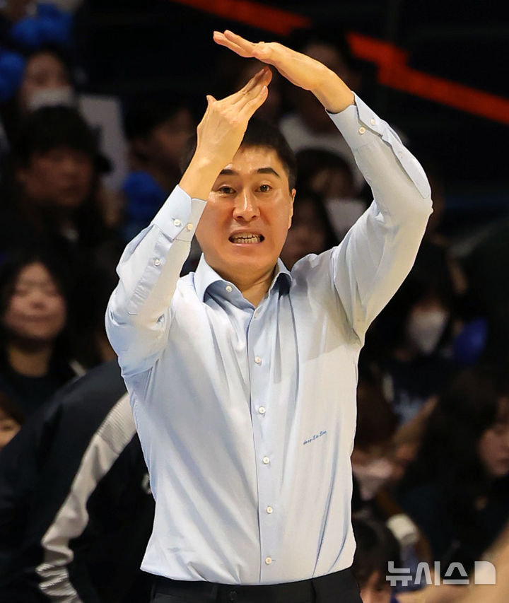 [고양=뉴시스] 홍효식 기자 = 5일 경기도 고양시 일산서구 고양 소노 아레나에서 열린 '2025-2026 KBL 챔피언결정전 1차전' 고양 소노 스카이거너스와 부산 KCC 이지스의 경기, KCC 이상민 감독이 지시를 내리고 있다. 2026.05.06. yesphoto@newsis.com