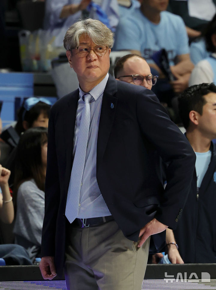[고양=뉴시스] 홍효식 기자 = 5일 경기도 고양시 일산서구 고양 소노 아레나에서 열린 '2025-2026 KBL 챔피언결정전 1차전' 고양 소노 스카이거너스와 부산 KCC 이지스의 경기, 소노 손창환 감독이 경기를 지켜보고 있다. 2026.05.06. yesphoto@newsis.com