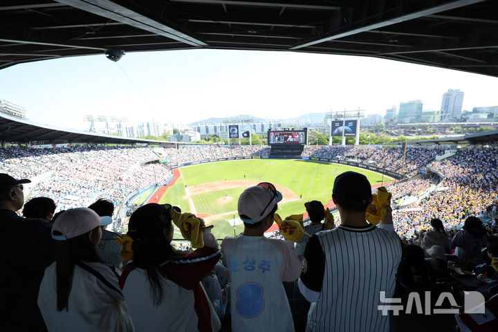 [서울=뉴시스] 최진석 기자 = 어린이날인 5일 서울 송파구 잠실야구장에서 열린 2026 KBO리그 두산 베어스와 LG 트윈스의 경기를 찾은 야구팬들이 응원을 하고 있다. 2026.05.05. myjs@newsis.com