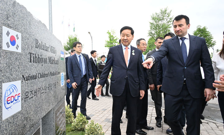 [서울=뉴시스] 김금보 기자 = 구윤철 부총리 겸 재정경제부 장관이 지난 5월2일(현지시간) 보건분야 대외경제협력기금(EDCF) 협력사업인 우즈베키스탄 국립아동병원을 방문, 병원정문 EDCF 표지석에서 잠시드 호자예프 우즈베키스탄 부총리와 대화를 하고 있다. (사진=재정경제부 제공) 2026.05.05. photo@newsis.com *재판매 및 DB 금지