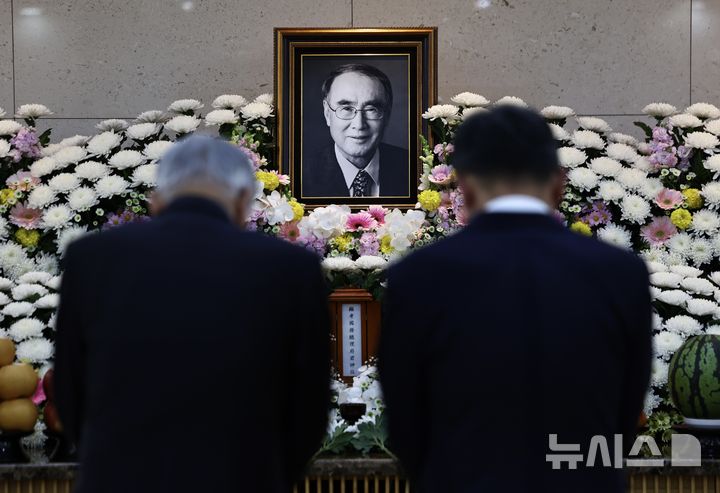 [서울=뉴시스] 김명년 기자 = 김영삼 정부 시절 국무총리를 지낸 이홍구 전 국무총리가 5일 별세했다. 향년 92세.1934년생인 고인은 서울대 법대 졸업 후 예일대에서 정치학 박사학위를 받았다. 1969년부터 20년 동안 서울대 정치학과 교수로 재직하다 1988년 노태우 정부 시절 초대 국토통일원 장관을 맡으며 공직의 길로 들어섰다. 이후 주영 대사를 지낸 그는 김영삼 정부에서 부총리 겸 통일원 장관을 거쳐 1994년 제28대 국무총리에 취임했다. 사진은 5일 오후 서울 송파구 서울아산병원 장례식장에 마련된 이 전 총리 빈소. 2026.05.05. kmn@newsis.com