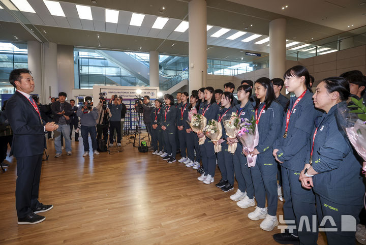 [인천공항=뉴시스] 정병혁 기자 = 김동문 대한배드민턴협회장이 5일 덴마크 호르센스에서 열린 세계여자단체배드민턴선수권대회(우버컵)을 마치고 귀국한 대한민국 배드민턴 대표팀을 격려하고 있다. 2026.05.05. jhope@newsis.com