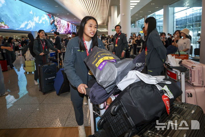 [인천공항=뉴시스] 정병혁 기자 = 덴마크 호르센스에서 열린 세계여자단체배드민턴선수권대회(우버컵)에서 우승한 대한민국 배드민턴 여자대표팀 안세영이 5일 인천국제공항을 통해 귀국하고 있다. 2026.05.05. jhope@newsis.com