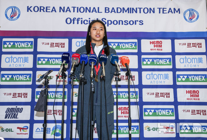 [인천공항=뉴시스] 정병혁 기자 = 덴마크 호르센스에서 열린 세계여자단체배드민턴선수권대회(우버컵)에서 우승한 대한민국 배드민턴 여자대표팀 안세영이 5일 인천국제공항을 통해 귀국해 인터뷰를 하고 있다. 2026.05.05. jhope@newsis.com