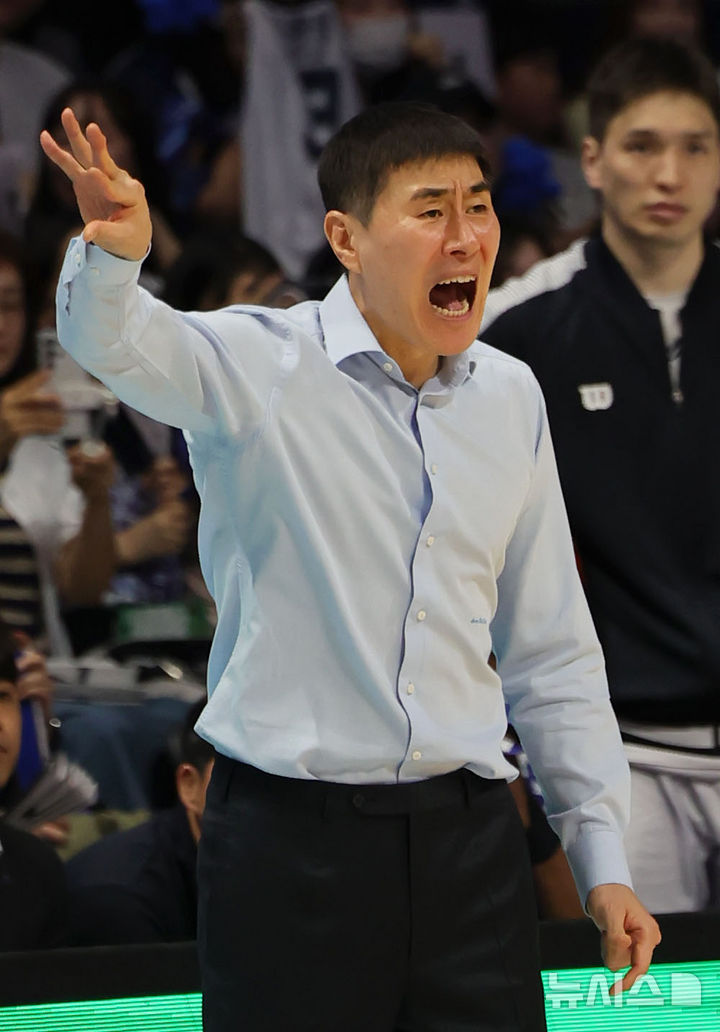 [고양=뉴시스] 홍효식 기자 = 5일 경기도 고양시 일산서구 고양 소노 아레나에서 열린 '2025-2026 KBL 챔피언결정전 1차전' 고양 소노 스카이거너스와 부산 KCC 이지스의 경기, KCC 이상민 감독이 선수들에게 지시하고 있다. 2026.05.06. yesphoto@newsis.com