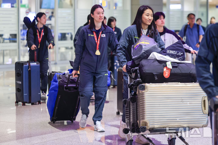 [인천공항=뉴시스] 정병혁 기자 = 덴마크 호르센스에서 열린 세계여자단체배드민턴선수권대회(우버컵)에서 우승한 대한민국 배드민턴 여자대표팀 안세영과 김가은이 5일 인천국제공항을 통해 귀국하고 있다. 2026.05.05. jhope@newsis.com