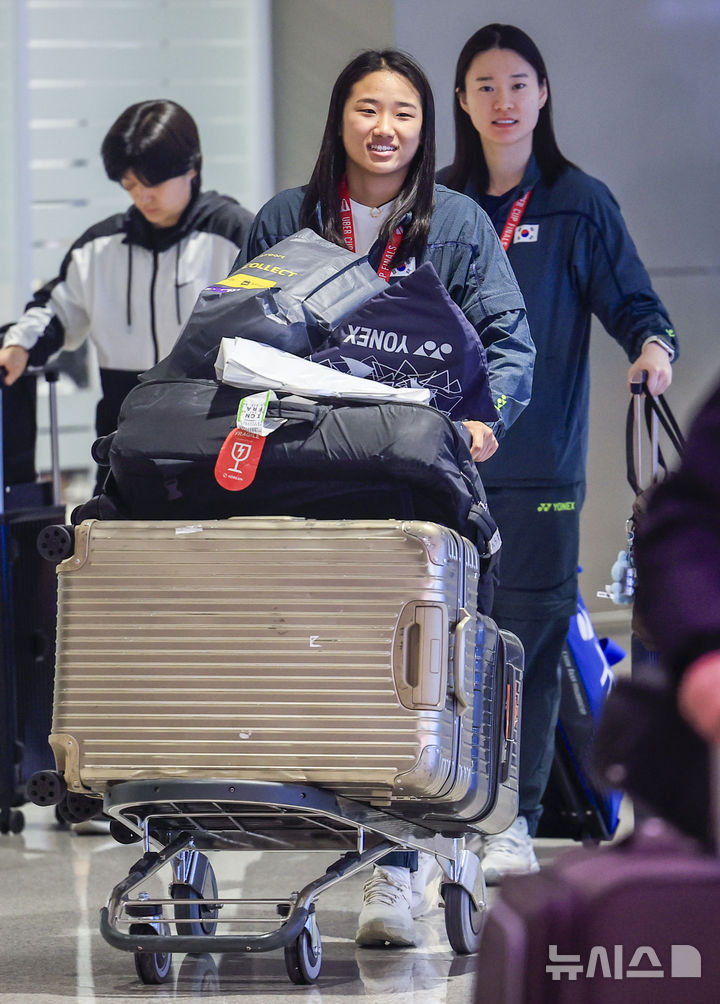 [인천공항=뉴시스] 정병혁 기자 = 덴마크 호르센스에서 열린 세계여자단체배드민턴선수권대회(우버컵)에서 우승한 대한민국 배드민턴 여자대표팀 안세영과 김가은이 5일 인천국제공항을 통해 귀국하고 있다. 2026.05.05. jhope@newsis.com