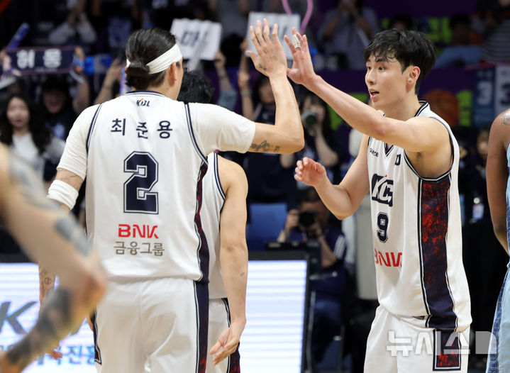 [고양=뉴시스] 홍효식 기자 = 5일 경기도 고양시 일산서구 고양 소노 아레나에서 열린 '2025-2026 KBL 챔피언결정전 1차전' 고양 소노 스카이거너스와 부산 KCC 이지스의 경기, 75-67로 승리한 KCC 최준용과 송교창이 기뻐하고 있다. 2026.05.06. yesphoto@newsis.com