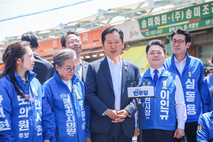 [서울=뉴시스] 김금보 기자 = 정청래 더불어민주당 대표가 5일 경기도 동두천시 중앙로 동두천큰시장 지원 유세현장에서 발언을 하고 있다. (사진=더불어민주당 제공) 2026.05.05. photo@newsis.com *재판매 및 DB 금지