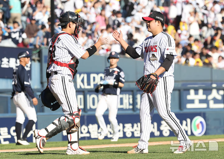 [서울=뉴시스] 최진석 기자 = 5일 서울 송파구 잠실야구장에서 열린 2026 KBO리그 두산 베어스와 LG 트윈스의 경기에서 LG 이주헌과 장현식이 2대1로 승리를 거둔 후 기뻐하고 있다. 2026.05.05. myjs@newsis.com