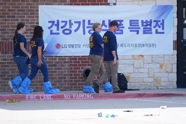 [캐럴턴=AP/뉴시스] 5일(현지 시간) 미 텍사스주 캐럴턴의 K타운 플라자 앞 총격 현장에서 경찰관들이 대응하고 있다. 현지 경찰은 이 총격으로 최소 2명이 숨지고 3명이 다쳤으며 총격 용의자 한성호(69)는 체포됐다고 밝혔다. 2026.05.06.