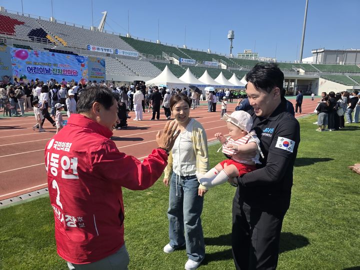 [양산=뉴시스] 나동연 경남 양산시장 후보가 5일 어린이날 행사장 체험 부스를 방문해 어린이들과 직접 인사를 나누며 시민으로부터 현장의 목소리를 청취하고 있다. (사진=나동연 선거사무실 제공) 2026.05.05. photo@newsis.com *재판매 및 DB 금지