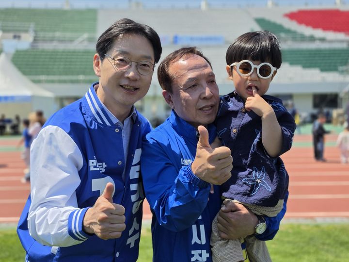 [양산=뉴시스] 더불어민주당 경남 양산시장에 출마한 조문관 후보가 5일 김경수 경남지사 후보와 함께 어린이날 행사장을 방문해 기념촬영을 하고 있다. (사진=조문관 선거사무실 제공) 2026.05.05. photo@newsis.com *재판매 및 DB 금지