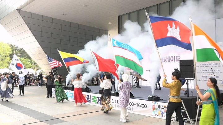 [성남=뉴시스] 2025년5월 성남시청 광장서 열린 지구촌 어울림 축제 국기 퍼레이드. (사진=성남시 제공) 2026.05.06. photo@newsis.com *재판매 및 DB 금지