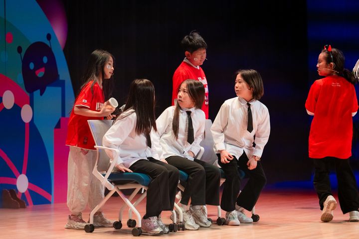[서울=뉴시스] 5일 과천시 국립과천과학관 어울림홀에서 열린 '제4회 어린이 과학연극 페스티벌' 1부 과학연극에 참여한 어린이들이 맡은 역할별로 연기를 하고 있다.(사진=풀무원재단 제공) *재판매 및 DB 금지