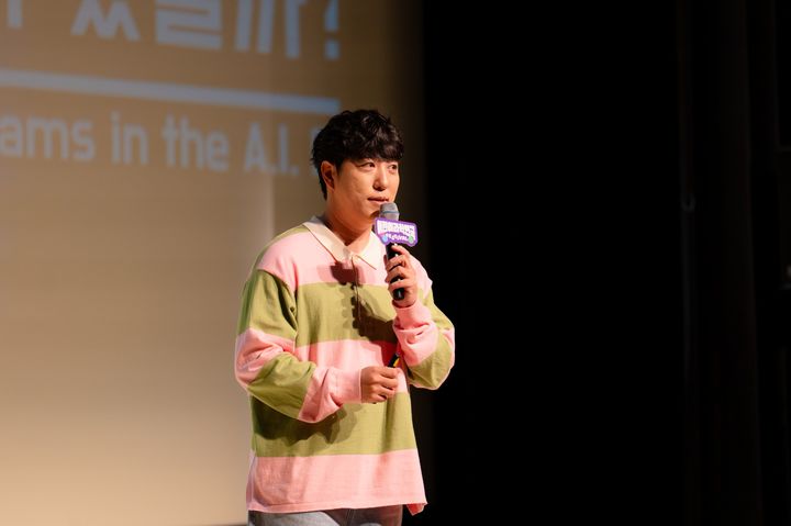 [서울=뉴시스] 풀무원재단이 국립과천과학관과 함께 5일 과천시 국립과천과학관 어울림홀에서 개최한 프로젝트 '제4회 어린이 과학연극 페스티벌'에서 과학 커뮤니케이터 '궤도'가 강연하고 있다.(사진=풀무원재단 제공) *재판매 및 DB 금지