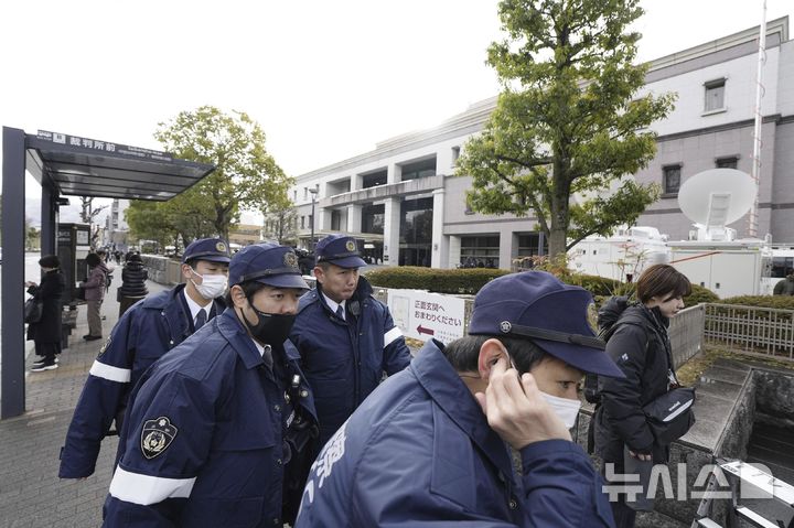 [교토=AP/뉴시스] 일본 교토부 난탄시에서 발생한 11세 초등학생 시신 유기 사건의 충격적인 전말이 드러났다. 6일 일본 산케이신문과 교도통신 등 현지 언론에 따르면, 교토부 경찰은 난탄시 시립 소노베초등학교 학생이던 아다치 유키(11) 군을 살해한 혐의로 계부 아다치 유우키(37)를 재체포했다. 2026.05.06.