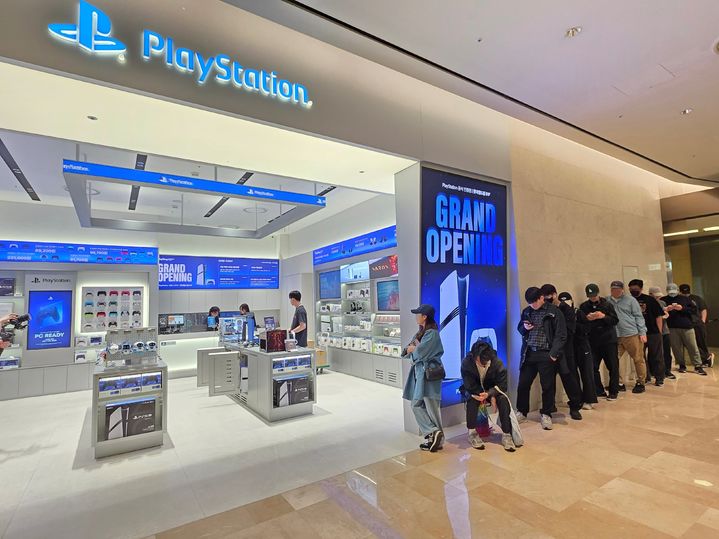 롯데백화점이 잠실 롯데월드몰 지하 1층에 '플레이스테이션(PlayStation) 전문스토어'를 오픈했다고 6일 밝혔다. *재판매 및 DB 금지