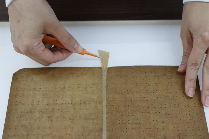 [서울=뉴시스] 국가유산청 국립문화유산연구원 문화유산보존과학센터가 '로제타 홀 한글점자 교재'를 보강하는 모습 (사진=국가유산청 제공) 2026.05.06. photo@newsis.com *재판매 및 DB 금지