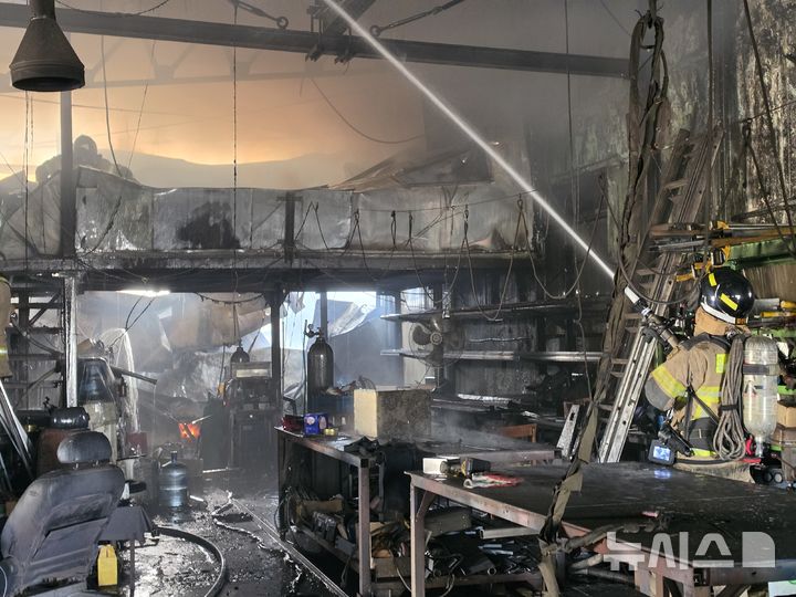 [인천=뉴시스] 6일 오전 8시22분께 인천 서구 가좌동 한 산업용 기계 제조공장에서 불이 나 소방대원들이 진화 작업을 하고 있다. (사진=인천소방본부 제공) 2026.05.06. photo@newsis.com