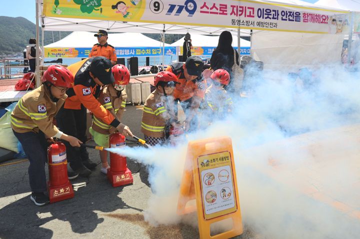 [통영=뉴시스] 신정철 기자= 경남 통영소방서는 지난 5일 광도면 죽림리 내죽도 수변공원 일대에서 통영시민과 어린이 등 5000여명이 참석한 가운데 ‘가족안전 119체험행사’를 개최했다.사진은 119체험행사 모습.(사진=통영소방서 제공).2026.05.06. photo@newsis.com *재판매 및 DB 금지