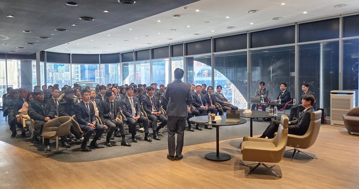 [서울=뉴시스] 김마르코 한성자동차 최고경영자(CEO)가 최근 전국 44개 사업장을 순회하며 진행한 'CEO 로드쇼'의 모습. (사진=한성자동차 제공) 2026.5.6. photo@newsis.com *재판매 및 DB 금지