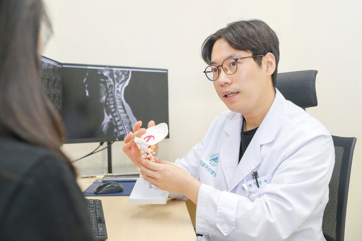 [서울=뉴시스] 6일 의료계에 따르면 겉으로 보기에는 흔한 노화 증상처럼 보이더라도 척수 압박으로 인한 신경 질환인 '경수척수증' 신호일 수 있어 주의가 필요하다. 장선우 강릉아산병원 척추센터 신경외과 교수가 경추척수증에 대해 설명하고 있다.. (사진=강릉아산병원 제공) 2026.05.06. photo@newsis.com *재판매 및 DB 금지