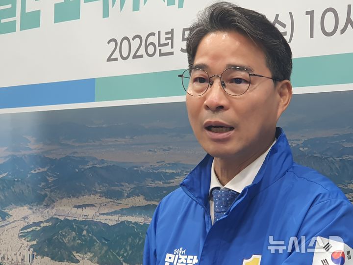 [창원=뉴시스] 강경국 기자 = 더불어민주당 송순호 경남 창원시장 후보가 6일 창원시청 프레스센터에서 창원형 저출생 대응 정책 발표 기자회견을 갖고 있다. 2026.05.06. kgkang@newsis.com