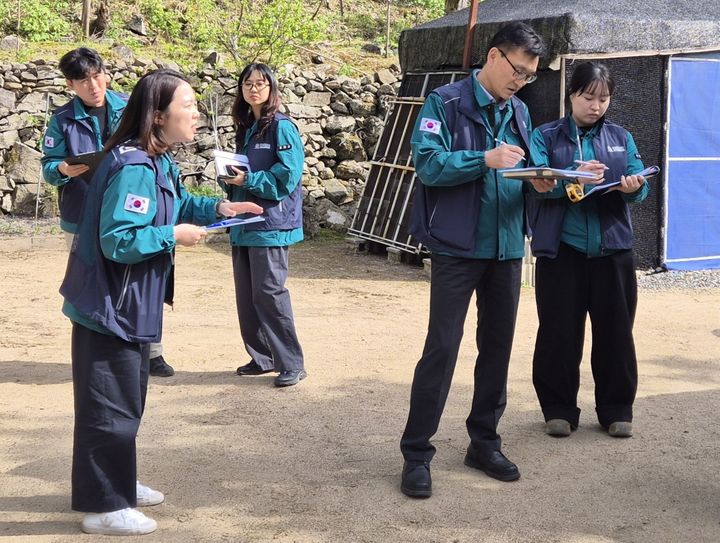 [홍천=뉴시스] 6일 홍천군은 깨끗한 하천과 계곡을 군민과 방문객에게 돌려주기 위해 ‘하천·계곡 및 주변 지역 불법 시설 정비 TF 추진단’을 본격적으로 가동해 지난 4월 29일부터 1차 합동현장 점검에 나섰다고 밝혔다. 홍천군 제공. *재판매 및 DB 금지