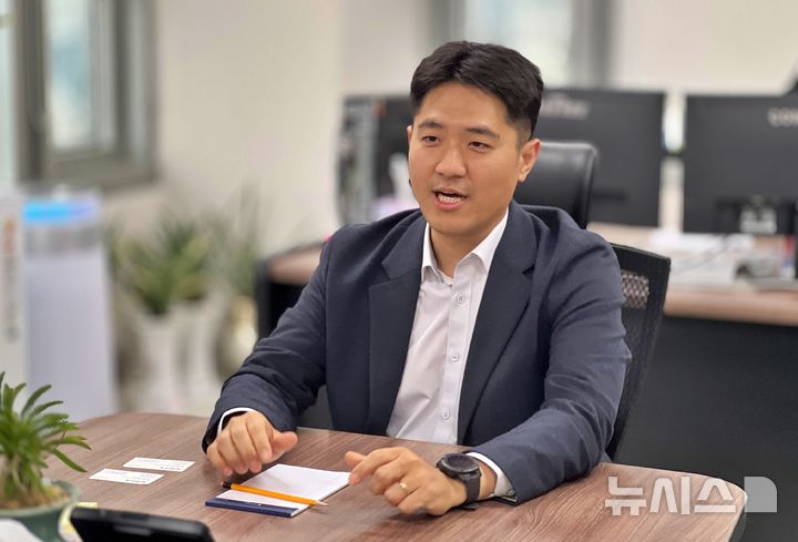 [부산=뉴시스] 원동화 기자 = 김완상 부산시 체육국장이 전국 특광역시 최초로 부산시가 체육국 신설 1년을 맞아 지난 성과를 설명하고 있다. 2026.05.06. dhwon@newsis.com