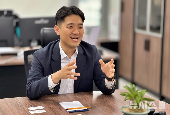 [부산=뉴시스] 원동화 기자 = 김완상 부산시 체육국장이 전국 특광역시 최초로 부산시가 체육국 신설 1년을 맞아 지난 성과를 설명하고 있다. 2026.05.06. dhwon@newsis.com