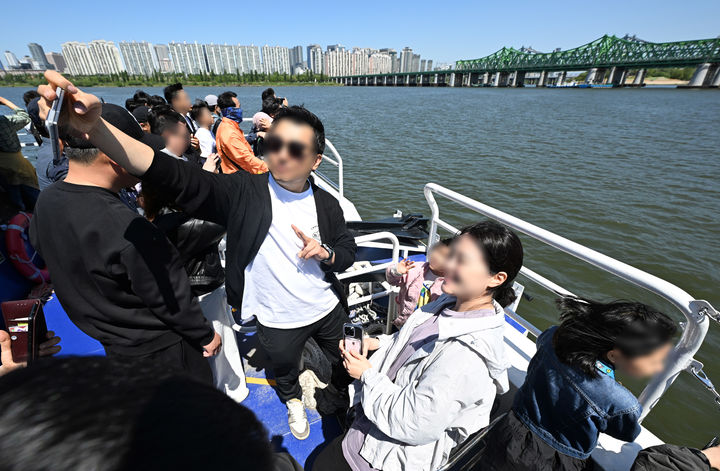 [서울=뉴시스]5월 연휴를 맞아 시민들이 한강버스에 탑승해 기념촬영을 하는 모습. (사진=서울시 제공) 2026.05.06. photo@newsis.com *재판매 및 DB 금지