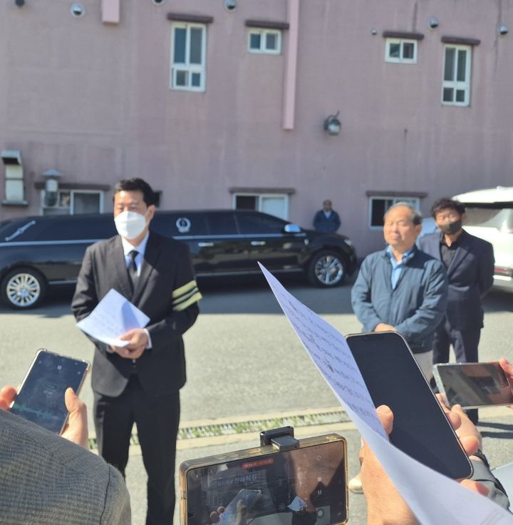 [청도=뉴시스] 청도군 공무원 승진 청탁 의혹 사건과 관련해 경찰의 수사 대상이나 지난 3일 스스로 목숨을 끊은 A씨(70)의 아들이 6일 청도대남병원 장례식장에서 입장문을 발표하고 있다. 2026.05.06. kbs@newsis.com *재판매 및 DB 금지
