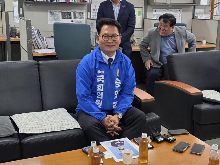 [인천=뉴시스] 전예준 기자 = 송영길 더불어민주당 인천연수갑 예비후보가 6일 인천시청을 찾아 출마의 변을 밝히고 있다. 2026.05.06. kok@newsis.com *재판매 및 DB 금지