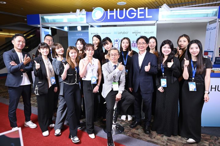 [서울=뉴시스] ‘AMWC ASIA & TDAC 2026’ 현장에서 기념촬영을 하고 있는 휴젤 대만 법인 임직원들 (사진=휴젤 제공) 2026.05.06. photo@newsis.com *재판매 및 DB 금지