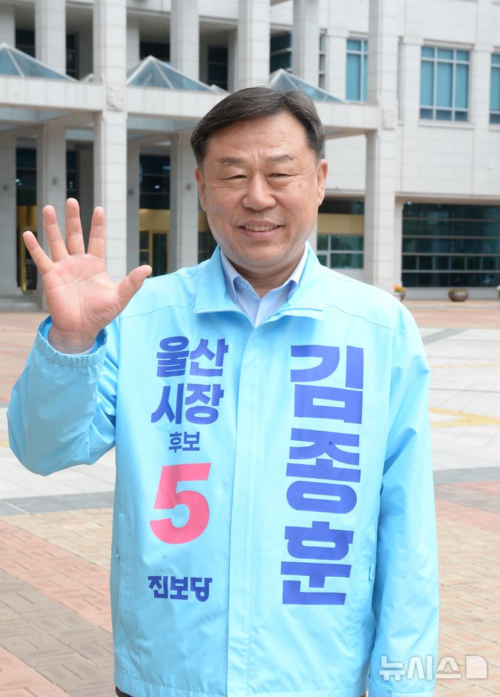 [울산=뉴시스] 배병수 기자 = 진보당 김종훈 울산시장 예비후보가 6일 뉴시스와의 인터뷰를 진행하고 있다. 2026.05.06. bbs@newsis.com