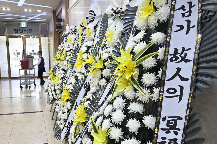 [광주=뉴시스] 이현행 기자 = 6일 오전 광주 광산구 한 장례식장에 전날 광주 도심에서 흉기 습격을 당해 숨진 고등학생 故(고) A(17)양의 빈소가 마련됐다. 2026.05.06. lhh@newsis.com *재판매 및 DB 금지