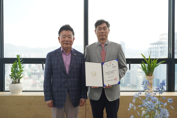 [대전=뉴시스] 이준원(오른쪽) 배재대 생명공학과 교수. (사진=배재대 제공) 2026.05.06. photo@newsis.com *재판매 및 DB 금지