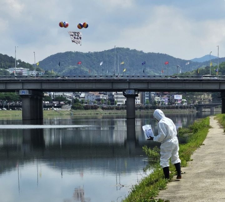 [밀양=뉴시스] 밀양강 일원에서 친환경 방역 활동을 하고 있다. (사진=밀양시 제공) 2026.05.06. photo@newsis.com *재판매 및 DB 금지