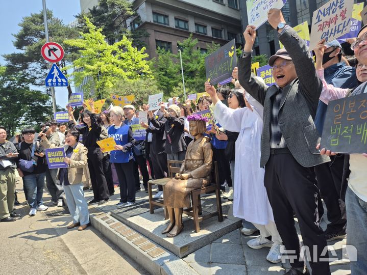 [서울=뉴시스] 조성하 기자 = 6일 서울 종로구 옛 주한 일본대사관 앞 평화의 소녀상 앞에서 열린 제1751차 일본군 성노예제 문제해결을 위한 정기 수요시위에서 참가자들이 '다시 만난 소녀상' 퍼포먼스를 진행하며 구호를 외치고 있다. 이날 경찰은 약 6년간 설치돼 있던 소녀상 주변 바리케이드를 철거했다. 2026.05.06. create@newsis.com